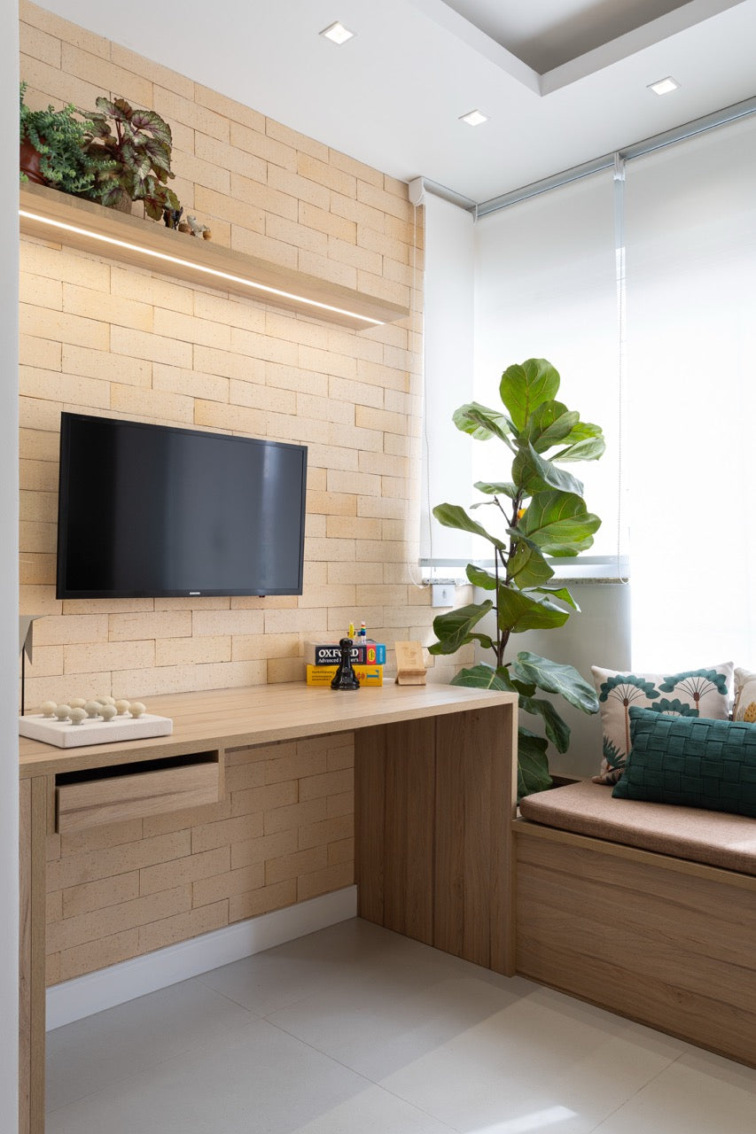 Painel de TV revestido com tijolinho decorativo Rustic Sand, nicho em madeira clara e iluminação LED embutida