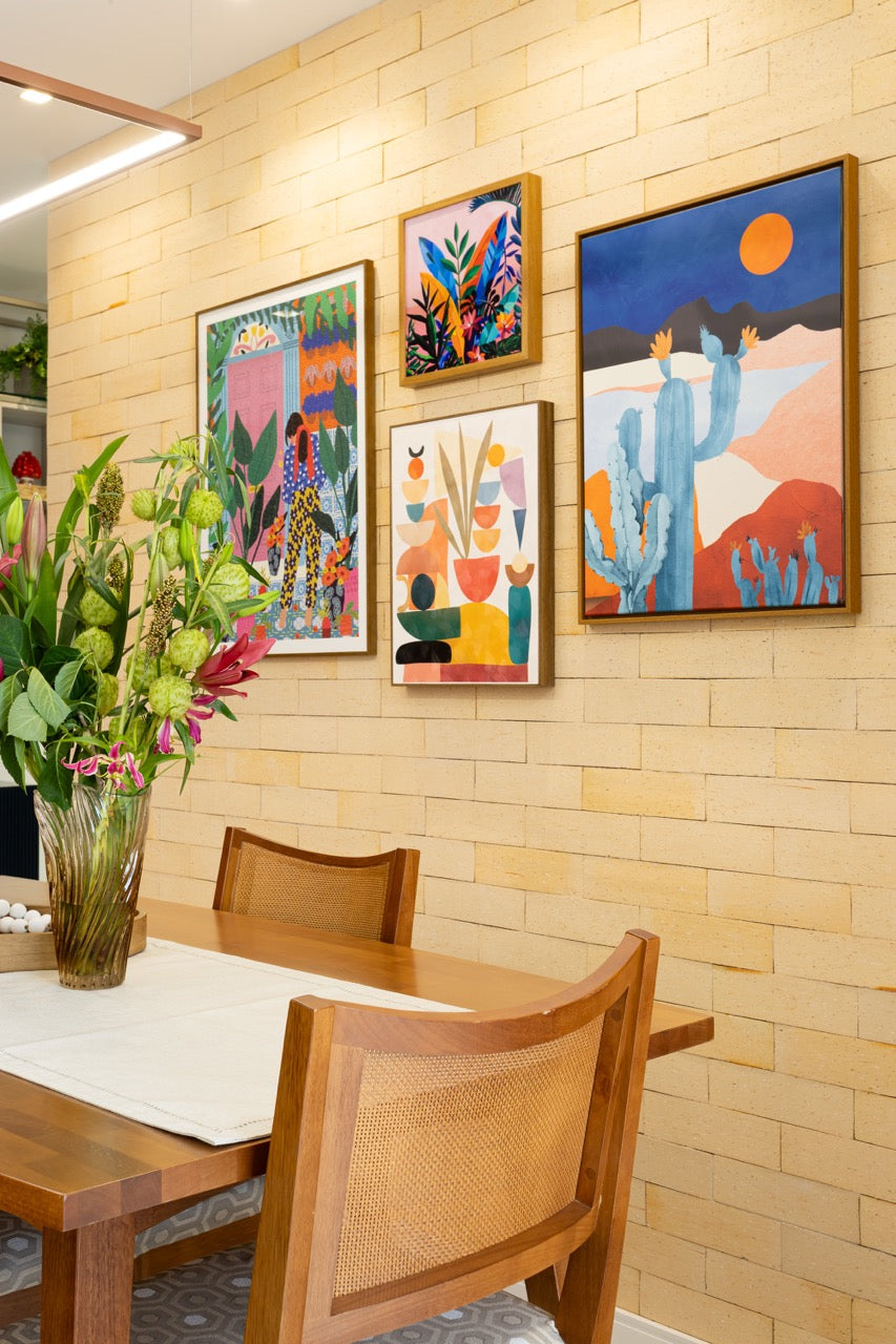 Sala de jantar com parede de tijolinho decorativo Rustic Sand, galeria de arte colorida e mesa em madeira maciça